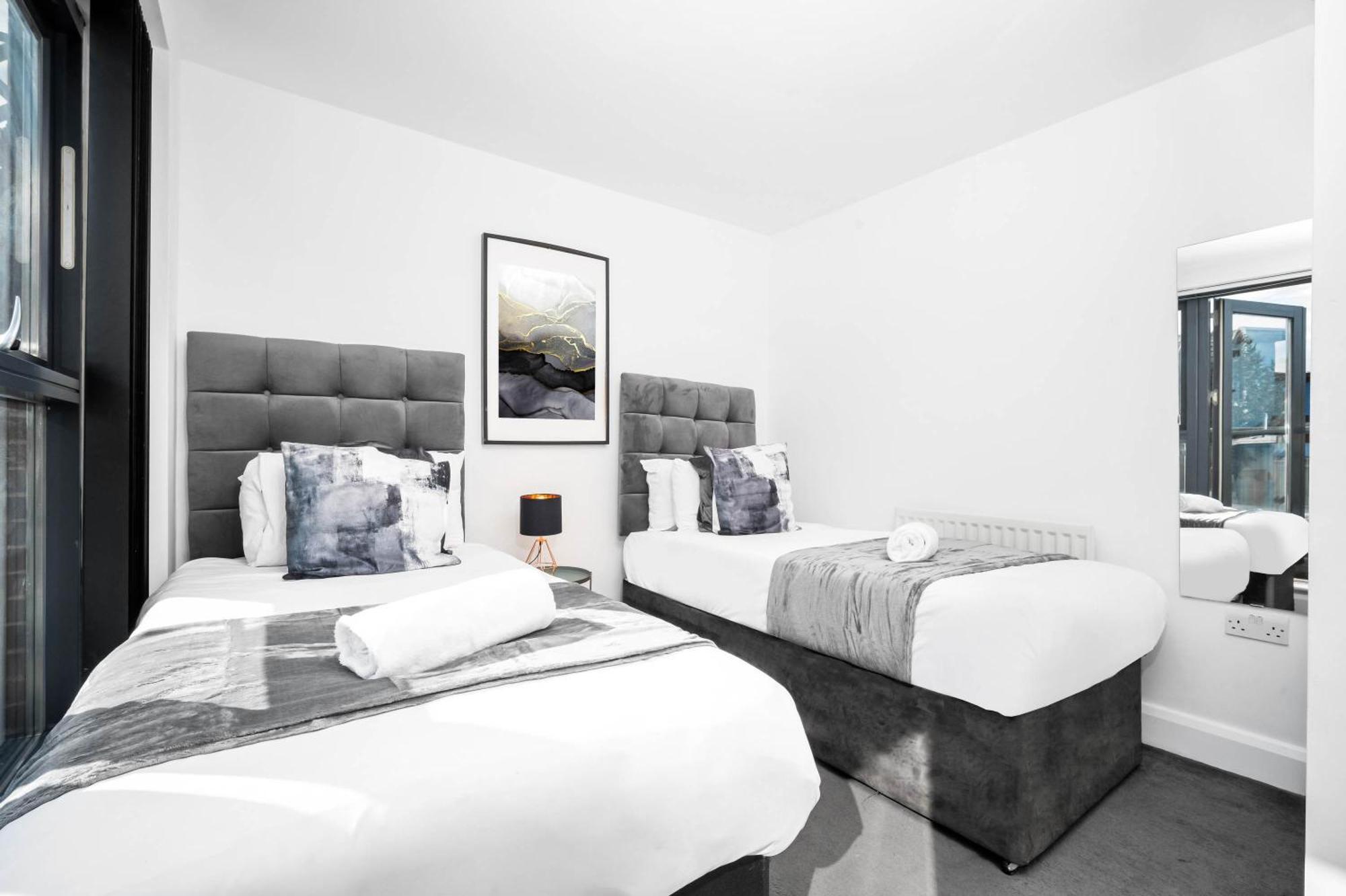 Centre Townhouse - Three Bedrooms - Garage - Garden - Balcony 19l * Birmingham