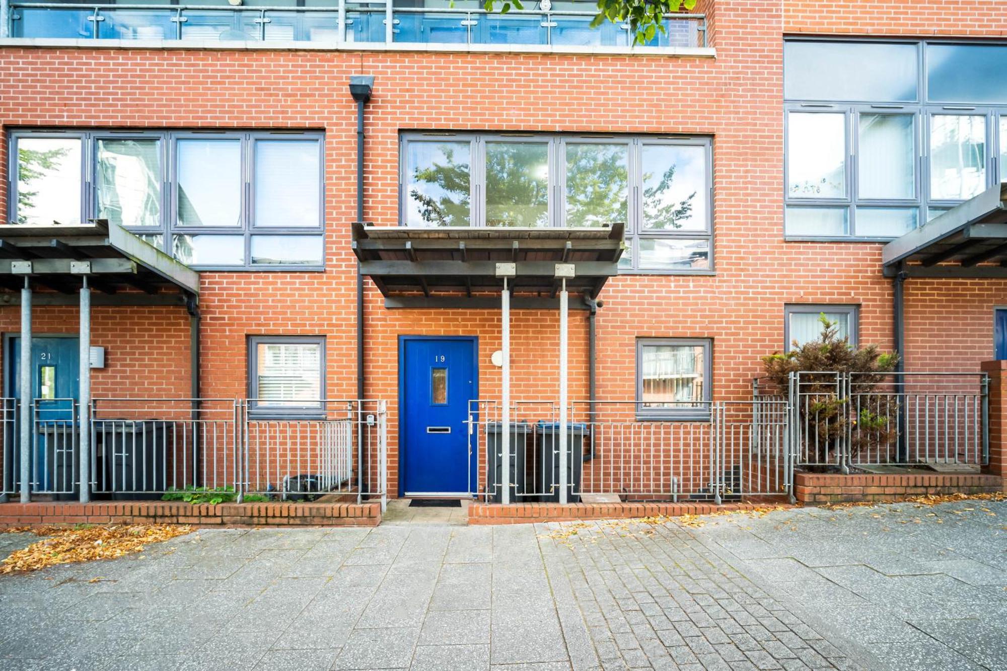 Centre Townhouse - Three Bedrooms - Garage - Garden - Balcony 19l