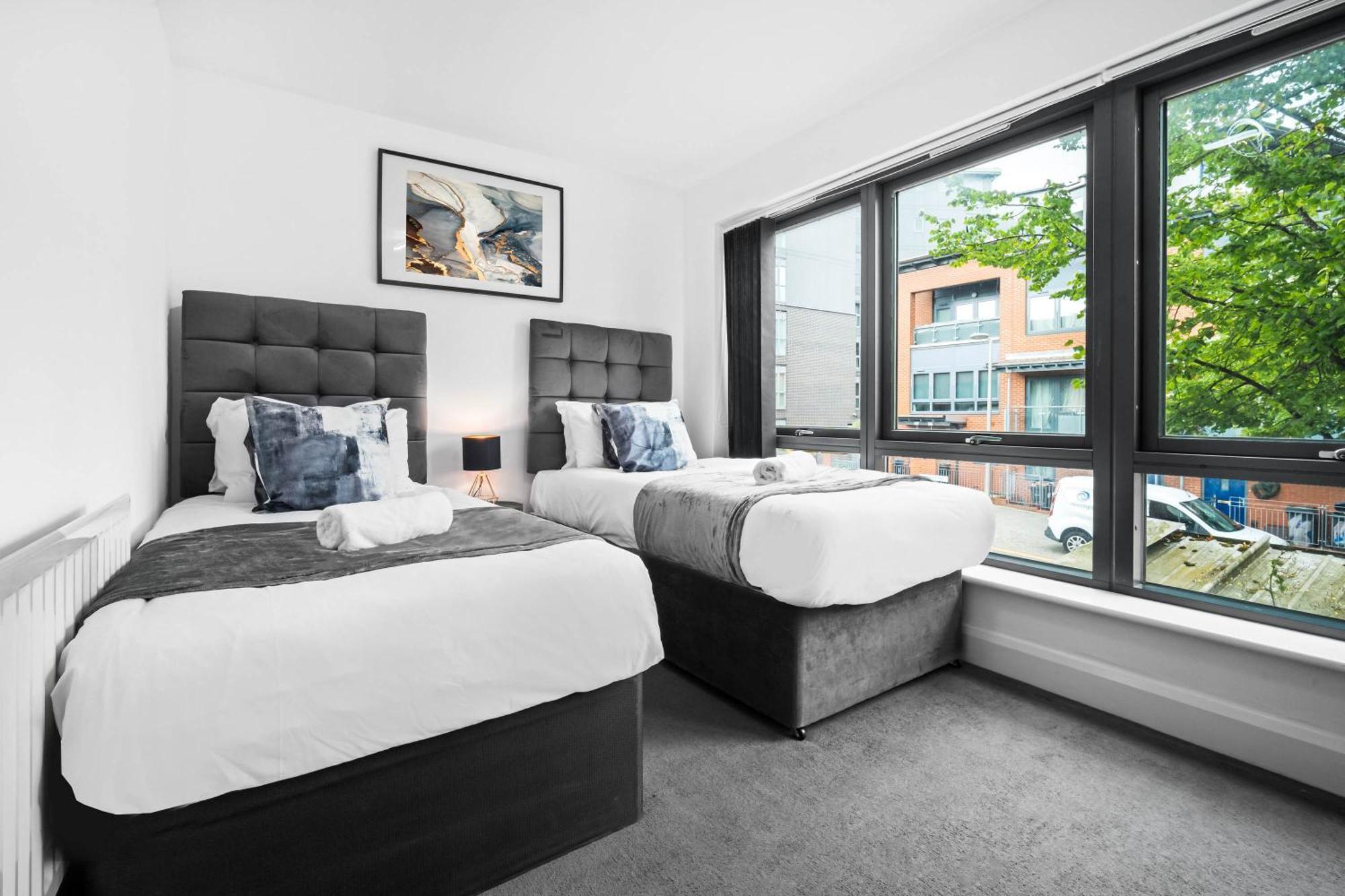 Centre Townhouse - Three Bedrooms - Garage - Garden - Balcony 19l Birmingham