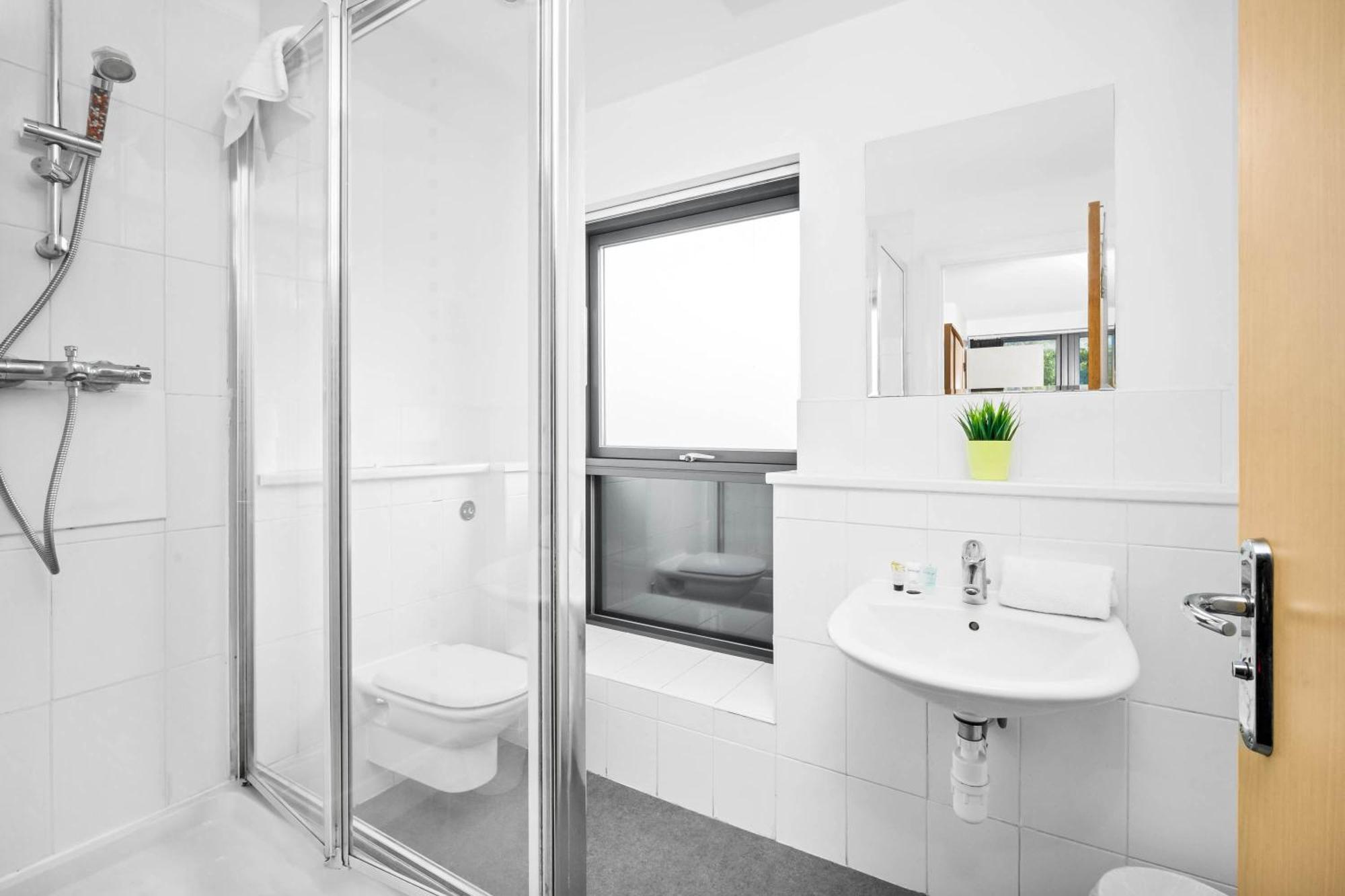 Centre Townhouse - Three Bedrooms - Garage - Garden - Balcony 19l Birmingham